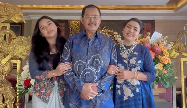 Mayangsari bersama suami dan anak semata wayangnya. [Instagram @mayangsari_official]